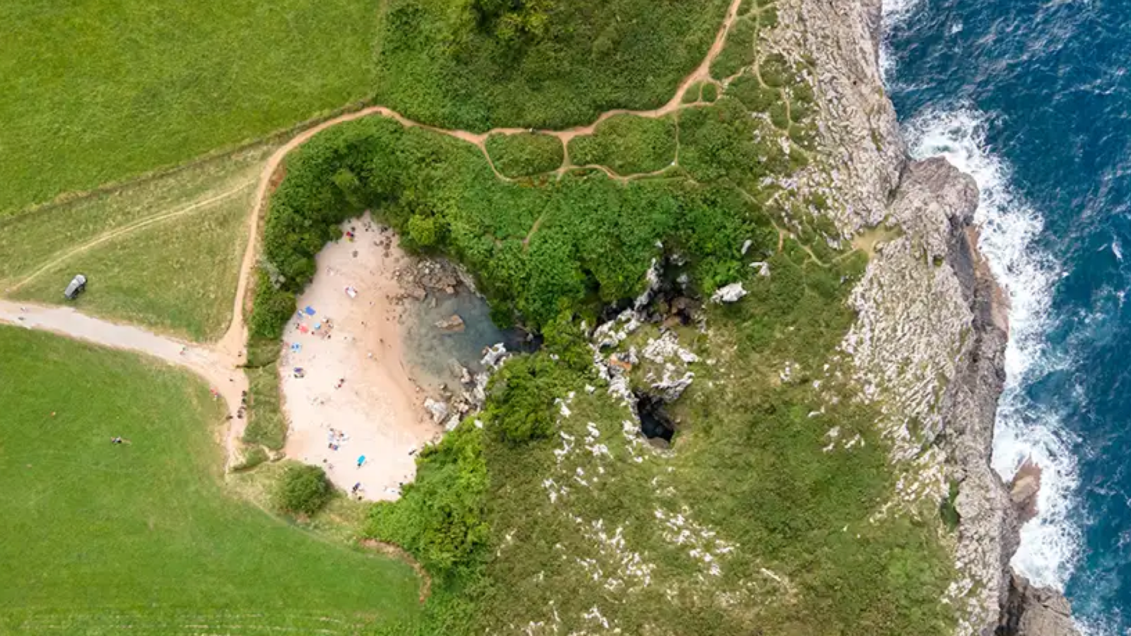 Playa Gulpiyuri en ruta en coche de alquiler del Oriente asturiano