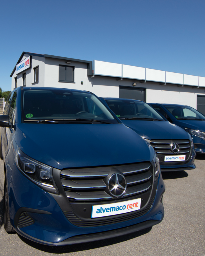tres furgonetas mercedes benz vito 9 plazas disponibles en el servicio de alquiler de coches y furgonetas de alvemaco rent en asturias